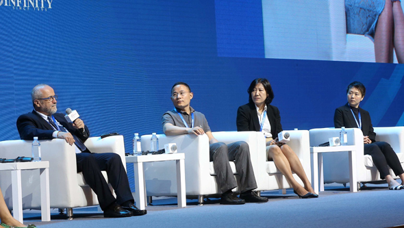 פאנל הרובוטיקה של הכנס. משמאל: פרופ' צבי שילר, זנזונג יו, טרייסי צאי, אמבר קי 