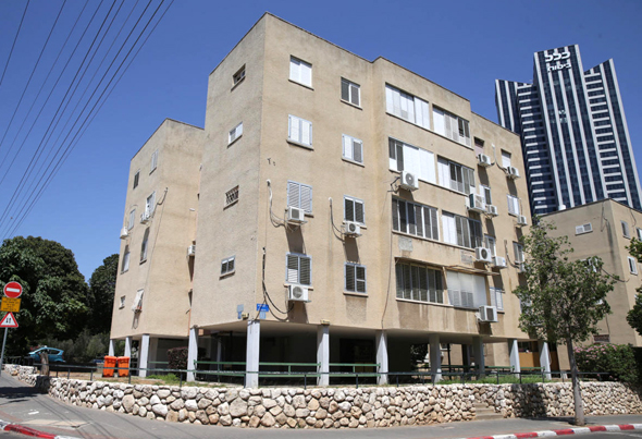 הבניין ברחוב הצנחנים בתל אביב שנמצא בפני פינוי־בינוי. ישראלה רינגהאם לוי, בעלת דירה בבניין: "לא בהכרח בוחרים את היזם שמציע הכי הרבה שטח" הבניין ברחוב הצנחנים בתל אביב שנמצא בפני פינוי־בינוי. ישראלה רינגהאם לוי, בעלת דירה בבניין: "לא בהכרח בוחרים את היזם שמציע הכי הרבה שטח"