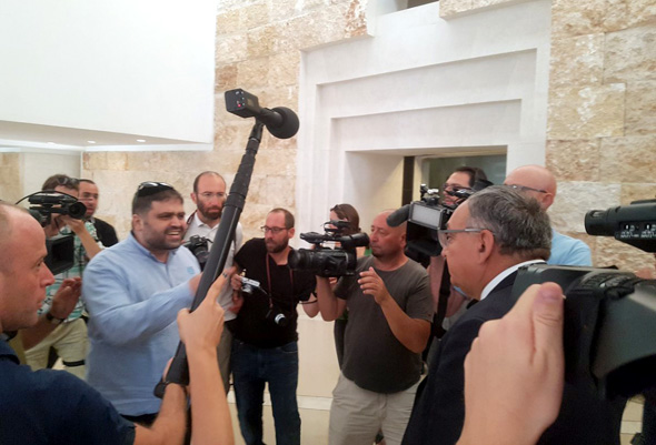 עימותים בין מנהל הדסה זאב רוטשטיין להורי הילדים החולים במהלך ההפסקה עימותים בין מנהל הדסה זאב רוטשטיין להורי הילדים החולים במהלך ההפסקה