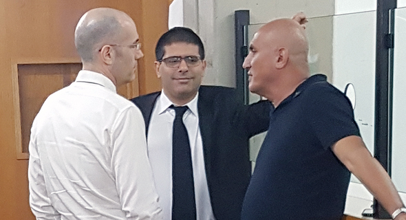מימין: מוטי בן ארי וסנגוריו: עו"ד ירון אלכאווי ועו"ד ארז הראל מימין: מוטי בן ארי וסנגוריו: עו"ד ירון אלכאווי ועו"ד ארז הראל