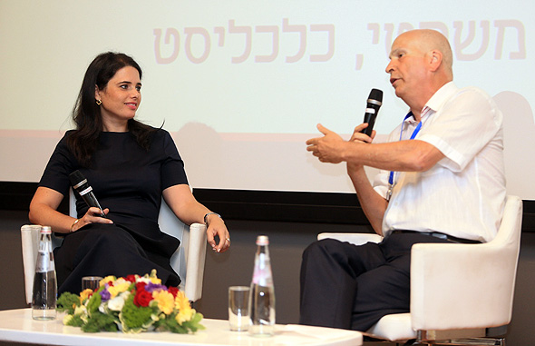 מימין: משה גורלי ושרת המשפטים איילת שקד בכנס מימין: משה גורלי ושרת המשפטים איילת שקד בכנס