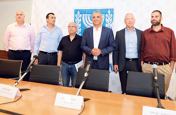 שר האוצר כחלון וצמרת משרדו בהכרזה על הגרלת הענק של מחיר למשתכן שר האוצר כחלון וצמרת משרדו בהכרזה על הגרלת הענק של מחיר למשתכן