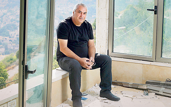 יוני יוחנן, ממתפני ליפתא: "ידעתי שאין זמן והתחלתי לנבור בארכיון הציוני. מצאתי התכתבויות על ההתיישבות פה ואיתן ניגשנו לחוקק חוק שיבטיח פיצוי למפונים. רק אז הגיעו איתנו להסדר" יוני יוחנן, ממתפני ליפתא: "ידעתי שאין זמן והתחלתי לנבור בארכיון הציוני. מצאתי התכתבויות על ההתיישבות פה ואיתן ניגשנו לחוקק חוק שיבטיח פיצוי למפונים. רק אז הגיעו איתנו להסדר"