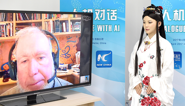 קלי משוחח עם Jia Jia, רובוטית סינית בעלת יכולת תנועה והבעות פנים. “אנחנו מציידים את המכשירים שלנו בחושים כדי שהם יידעו אם אנחנו במצב רוח טוב ויגיבו אלינו ברגישות, כפי שהיינו מצפים מחבר טוב" קלי משוחח עם Jia Jia, רובוטית סינית בעלת יכולת תנועה והבעות פנים. “אנחנו מציידים את המכשירים שלנו בחושים כדי שהם יידעו אם אנחנו במצב רוח טוב ויגיבו אלינו ברגישות, כפי שהיינו מצפים מחבר טוב"