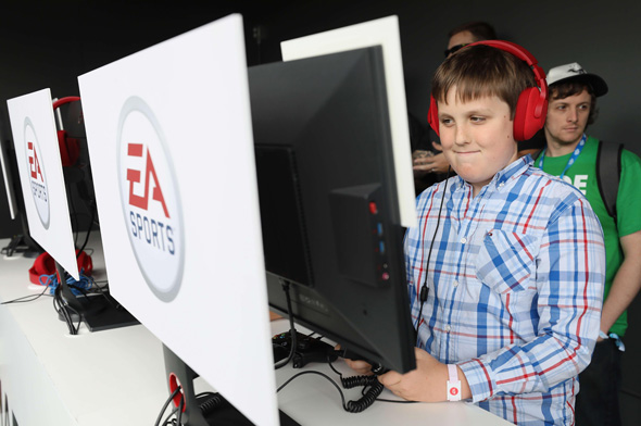 ילד משחק משחק מחשב של EA ספורטס