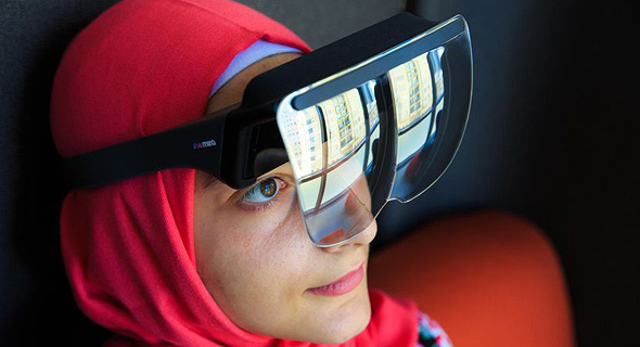 משקפי Mira Prism, שמתבססים על האייפון ליישומי AR. עדיין לא ידוע כיצד יעוצב הפיתוח של אפל עצמה משקפי Mira Prism, שמתבססים על האייפון ליישומי AR. עדיין לא ידוע כיצד יעוצב הפיתוח של אפל עצמה