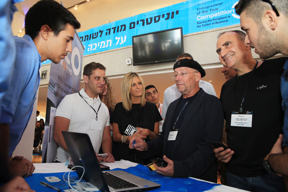 מימין לשמאל: פרופ' יוסי מטיאס, מנהל מרכז הפיתוח של גוגל; מולי אדן, לשעבר סגן נשיא בכיר באינטל העולמית; עדי סופר תאני, מנכ"לית פייסבוק ישראל מימין לשמאל: פרופ' יוסי מטיאס, מנהל מרכז הפיתוח של גוגל; מולי אדן, לשעבר סגן נשיא בכיר באינטל העולמית; עדי סופר תאני, מנכ"לית פייסבוק ישראל