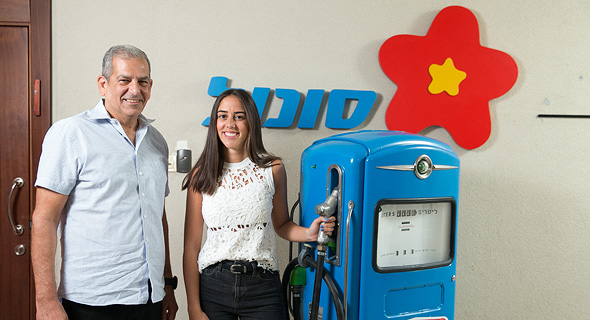 ניר גלילי (משמאל) והסטודנטית סוזי דהן. "לא מאמין שהעולם ילך לחשמל" ניר גלילי (משמאל) והסטודנטית סוזי דהן. "לא מאמין שהעולם ילך לחשמל"