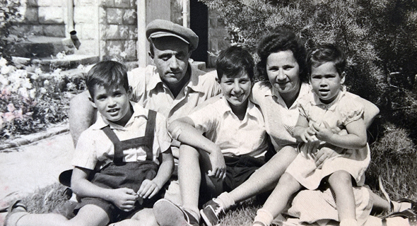 1950: קובי ריכטר בן ה־5 (משמאל) עם הוריו קלמן ומירה ואחיו יוחאי (8) ובתיה (שנתיים)
