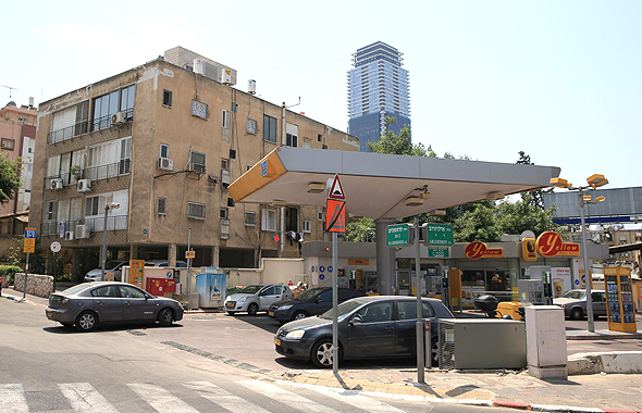 תחנת דלק ברמת גן. מיזמי התחדשות עירונית נעצרו בגלל קרבתם לתחנה תחנת דלק ברמת גן. מיזמי התחדשות עירונית נעצרו בגלל קרבתם לתחנה