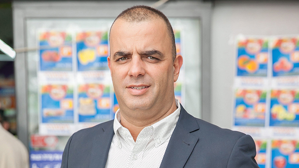אייל רביד, בעל השליטה בוויקטורי: "באמצעות הצעת הרכישה של קואופ רמי לוי 'קונה' את התחרות בירושלים. שווה לו להציע הצעות גבוהות מאוד על מנת למנוע תחרות שם" אייל רביד, בעל השליטה בוויקטורי: "באמצעות הצעת הרכישה של קואופ רמי לוי 'קונה' את התחרות בירושלים. שווה לו להציע הצעות גבוהות מאוד על מנת למנוע תחרות שם"