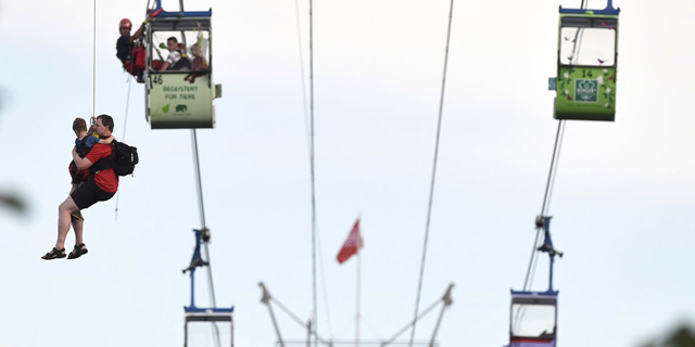 צפו: נוסעים מחולצים מקרונות רכבל שנתקעו מעל הריין בגרמניה