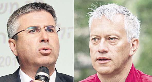 מימין: מנכ"ל קוקה־קולה העולמית ג'יימס קווינסי ומנהל רשות המסים משה אשר מימין: מנכ"ל קוקה־קולה העולמית ג'יימס קווינסי ומנהל רשות המסים משה אשר