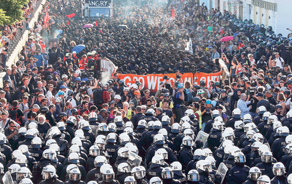מפגינים נגד ועידת G20 בהמבורג, בתחילת החודש. "אנחנו קצת כמו הדמות המצוירת שפוסעת אל מעבר לשפת הצוק מפגינים נגד ועידת G20 בהמבורג, בתחילת החודש. "אנחנו קצת כמו הדמות המצוירת שפוסעת אל מעבר לשפת הצוק