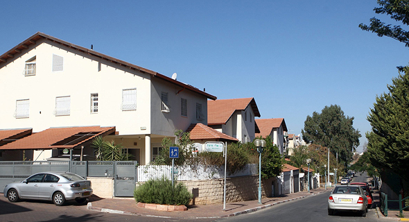 בתים צמודי קרקע בהוד השרון. בעלי בית מבוגרים עשויים להינות מהחוק בתים צמודי קרקע בהוד השרון. בעלי בית מבוגרים עשויים להינות מהחוק