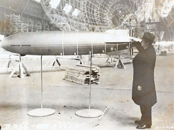 קרל ארנשטיין, לצד דגם של ספינה שתכנן קרל ארנשטיין, לצד דגם של ספינה שתכנן