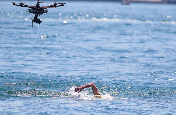 רחפן מצלם תחרות שחייה 