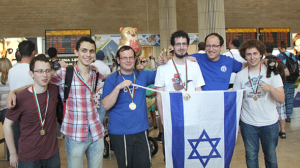 נבחרת ישראל בנתב"ג לאחר התחרות. מימין: ליעם, לב, אמוץ, עשהאל, עמרי, ניצן נבחרת ישראל בנתב"ג לאחר התחרות. מימין: ליעם, לב, אמוץ, עשהאל, עמרי, ניצן