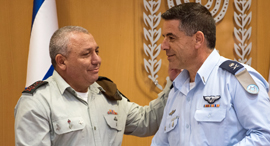 מימין: מפקד חיל האוויר החדש אלוף עמיקם נורקין עם הרמטכ"ל רב-אלוף גדי איזנקוט מימין: מפקד חיל האוויר החדש אלוף עמיקם נורקין עם הרמטכ"ל רב-אלוף גדי איזנקוט
