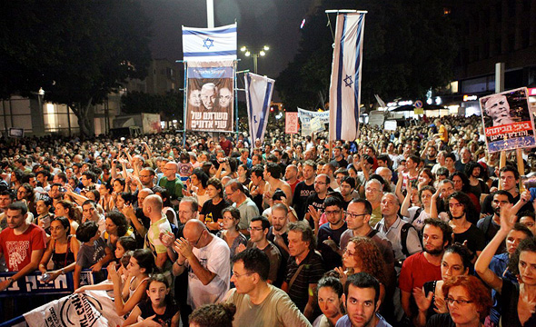 תל אביב, 2011. "פייסבוק מצוין לארגון הפגנות, אבל הוא גורם מעכב בבנייה של מנגנון קבלת החלטות" תל אביב, 2011. "פייסבוק מצוין לארגון הפגנות, אבל הוא גורם מעכב בבנייה של מנגנון קבלת החלטות"