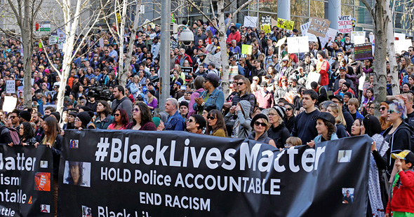 צעדת Black Lives Matter בסיאטל, אפריל 2017. מערכת הבחירות הביאה לשיא את המתח הבין־גזעי צעדת Black Lives Matter בסיאטל, אפריל 2017. מערכת הבחירות הביאה לשיא את המתח הבין־גזעי