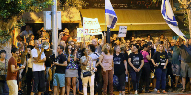 המחאה נגד היועמ"ש: מאות מפגינים מול תחנת המשטרה בפתח תקווה