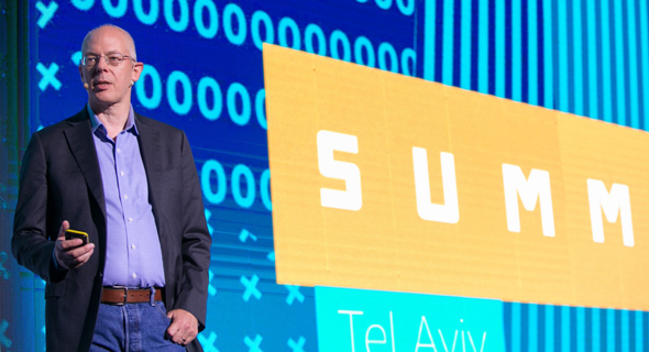 אדריאן קוקרופט במהלך כנס החברה שנערך בישראל אדריאן קוקרופט במהלך כנס החברה שנערך בישראל