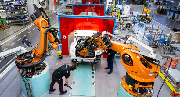רובוטים במפעל מרצדס, התחום בו צפוי השינוי הגדול ביותר הוא תחום הייצור