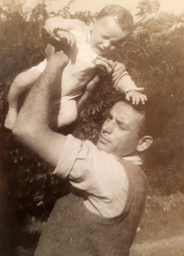 1945. אמנון נויבך בן ה־10 חודשים עם אביו מאיר 1945. אמנון נויבך בן ה־10 חודשים עם אביו מאיר