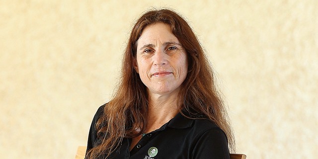 מנכ"לית החברה להגנת הטבע מציגה תחנות ברזומה