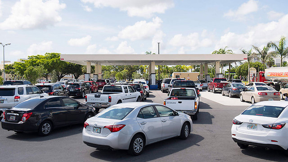 תושבים בתור לתחנת דלק בפלורידה תושבים בתור לתחנת דלק בפלורידה