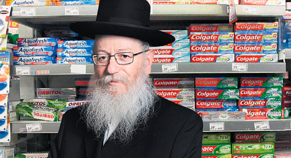 שר הבריאות יעקב ליצמן על רקע מדפי תמרוקים שר הבריאות יעקב ליצמן על רקע מדפי תמרוקים