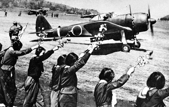 מטוס KI43 יפני ממריא לטיסת התאבדות, לפני קהל האוחז פרחים מטוס KI43 יפני ממריא לטיסת התאבדות, לפני קהל האוחז פרחים