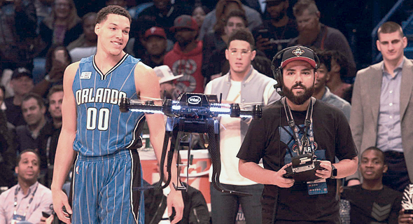 רחפן של אינטל בתחרות ההטבעות של ה־NBA. בקרוב רחפן יצלם את קו האופסייד בכדורגל? רחפן של אינטל בתחרות ההטבעות של ה־NBA. בקרוב רחפן יצלם את קו האופסייד בכדורגל?