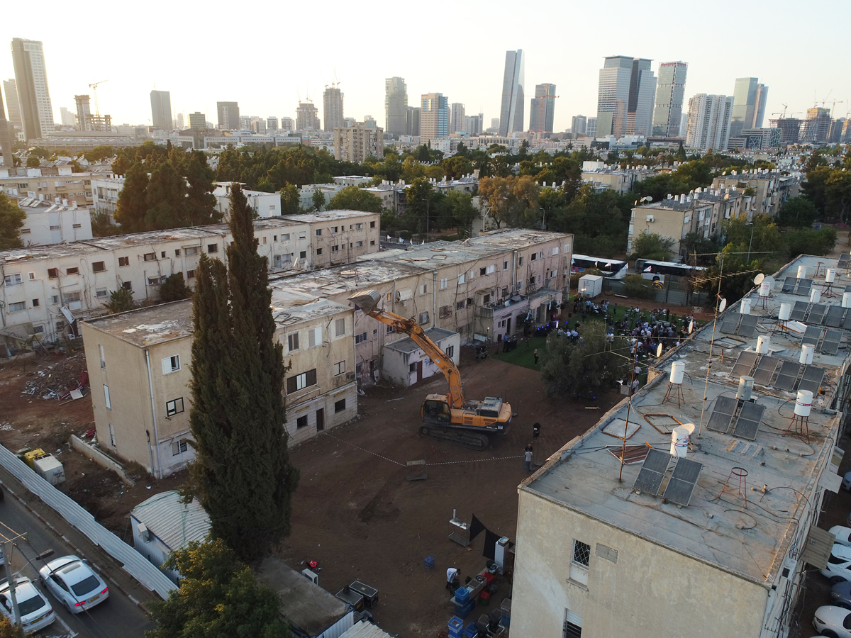 הריסת בנייני הרכבת ברחוב לה גווארדיה אמש הריסת בנייני הרכבת ברחוב לה גווארדיה אמש