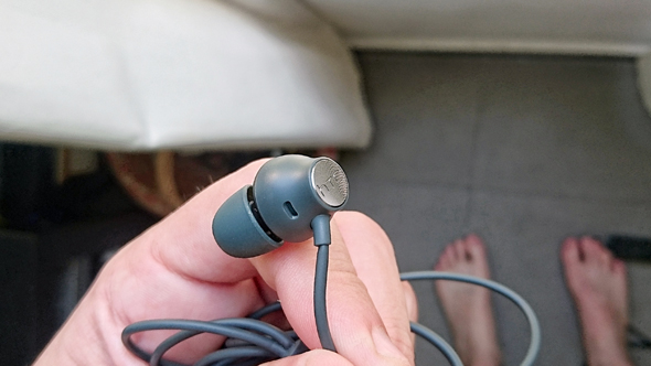 אוזניות המכשיר, והמיקרופון החיצוני שלהן, צילום: ניצן סדן