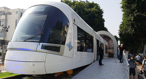קרון הדמה של הרכבת הקלה שהוצב בשדרות רוטשילד בתל אביב קרון הדמה של הרכבת הקלה שהוצב בשדרות רוטשילד בתל אביב