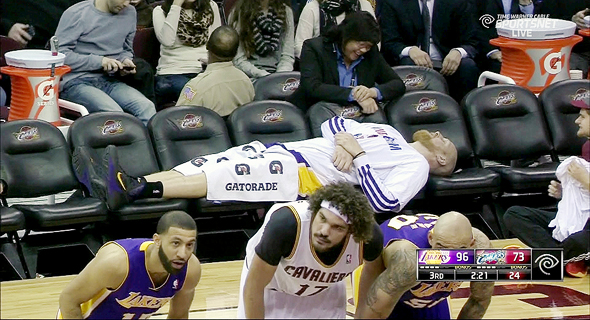 שחקן NBA מנמנם על הספסל. כדורסלנים רצים 13% יותר מהר אחרי שינה של 8.5 שעות שחקן NBA מנמנם על הספסל. כדורסלנים רצים 13% יותר מהר אחרי שינה של 8.5 שעות