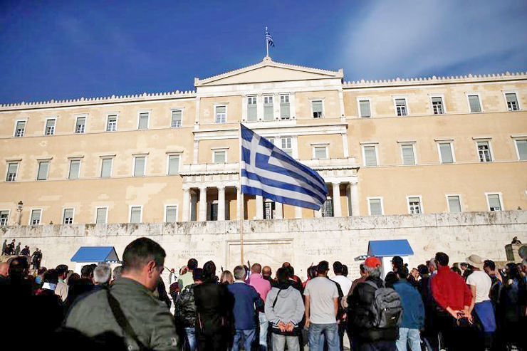 הפגנה מול הפרלמנט באתונה. האמון הנמוך ביותר בממשלה