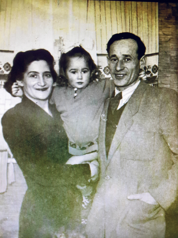 1947. ציפי פינס בילדותה עם אמה רינה ואביה אברהם 1947. ציפי פינס בילדותה עם אמה רינה ואביה אברהם