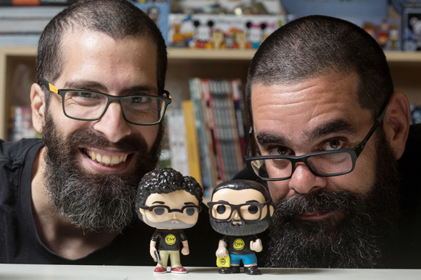 יובל שרון (מימין)ודני אמיתי, בעלי החנות קומיקס וירקות, עם בובות בדמותם. "הפופים נהפכו לנתח ניכר מהמכירות שלנו", צילום: תומי הרפז