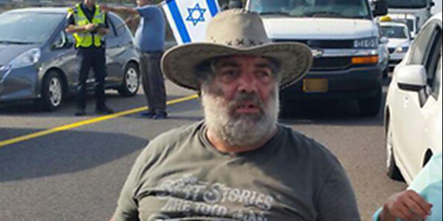 מתנגדים להסכם חוסמים את כביש החוף: "בגדו בנכים"