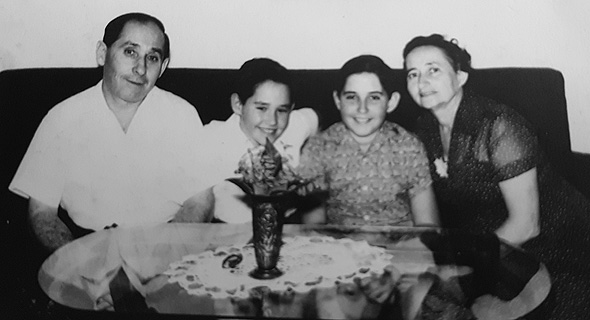 1957. אליקים רובינשטיין בן ה־10 עם הוריו מרדכי ושפרה ואחיו אבי (7), בביתם בגבעתיים 1957. אליקים רובינשטיין בן ה־10 עם הוריו מרדכי ושפרה ואחיו אבי (7), בביתם בגבעתיים