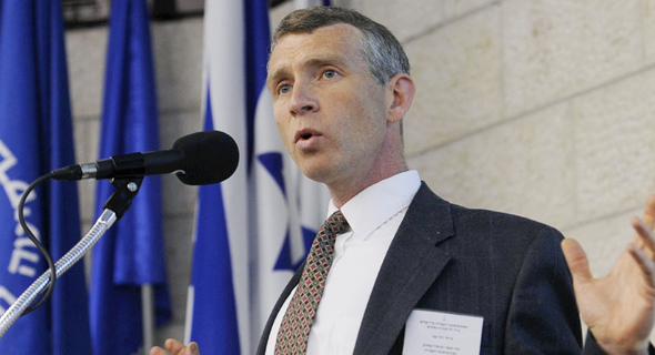 פרופ' צבי וינר, דיקן ביה"ס למינהל עסקים בעברית שנשכר על ידי בנק הפועלים פרופ' צבי וינר, דיקן ביה"ס למינהל עסקים בעברית שנשכר על ידי בנק הפועלים