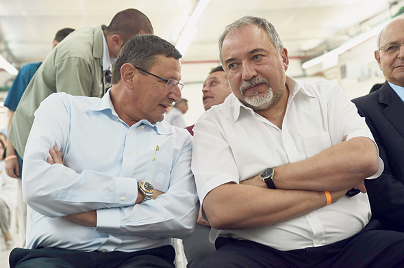 מימין שר הביטחון אביגדור ליברמן ומנכ"ל משרדו אודי אדם מימין שר הביטחון אביגדור ליברמן ומנכ"ל משרדו אודי אדם