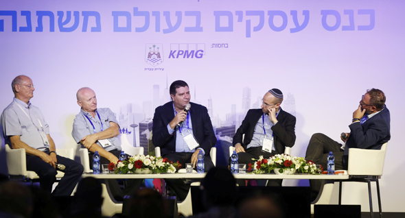 חברי הפאנל. מימין: המנחה אדריאן פילוט, יעקב גמליאל, ענאן שמשום, דוד פרידנזון וקלמן שחם חברי הפאנל. מימין: המנחה אדריאן פילוט, יעקב גמליאל, ענאן שמשום, דוד פרידנזון וקלמן שחם