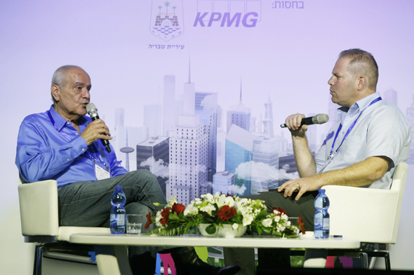 מימין: המראיין עמיר קורץ ודן חלוץ היום בכנס טבריה מימין: המראיין עמיר קורץ ודן חלוץ היום בכנס טבריה