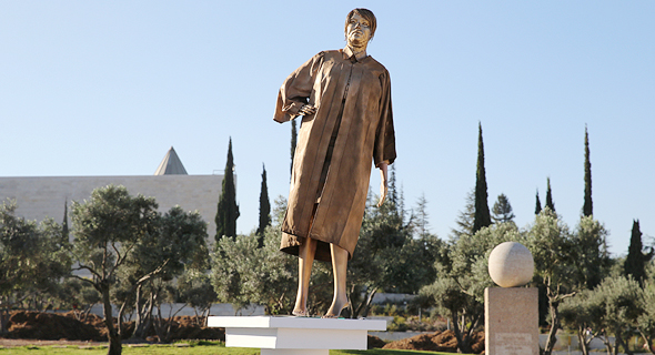 פסל של נאור שהוצב כמחאה נגדה פסל של נאור שהוצב כמחאה נגדה