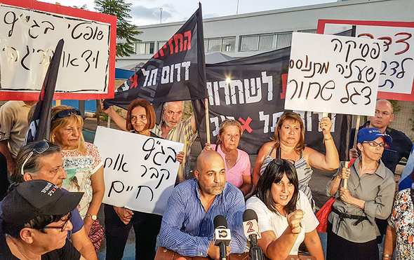 הפגנה נגד בג"ץ, אוגוסט 2017. "בג"ץ לא צריך לדאוג שרוב הציבור יאהב אותו, הוא צריך להגן על ערכים דמוקרטיים" הפגנה נגד בג"ץ, אוגוסט 2017. "בג"ץ לא צריך לדאוג שרוב הציבור יאהב אותו, הוא צריך להגן על ערכים דמוקרטיים"