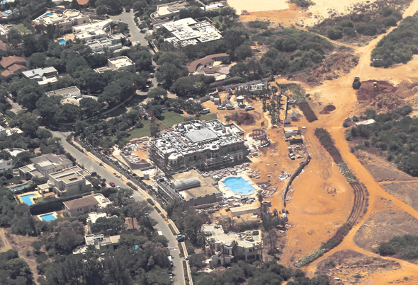 קיסריה. התוכנית לבניית בניינים של שלוש-ארבע קומות נתקלה בהתנגדות עזה קיסריה. התוכנית לבניית בניינים של שלוש-ארבע קומות נתקלה בהתנגדות עזה